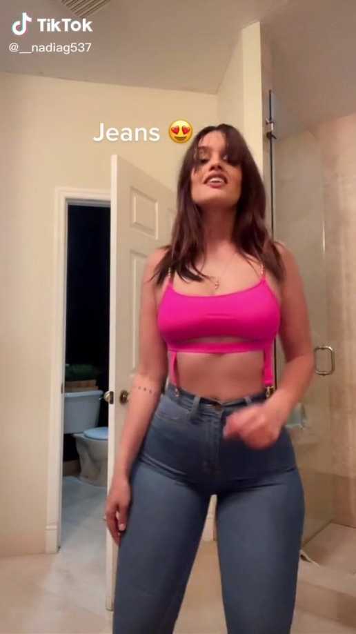 __nadiag537 big booty in tight jeans