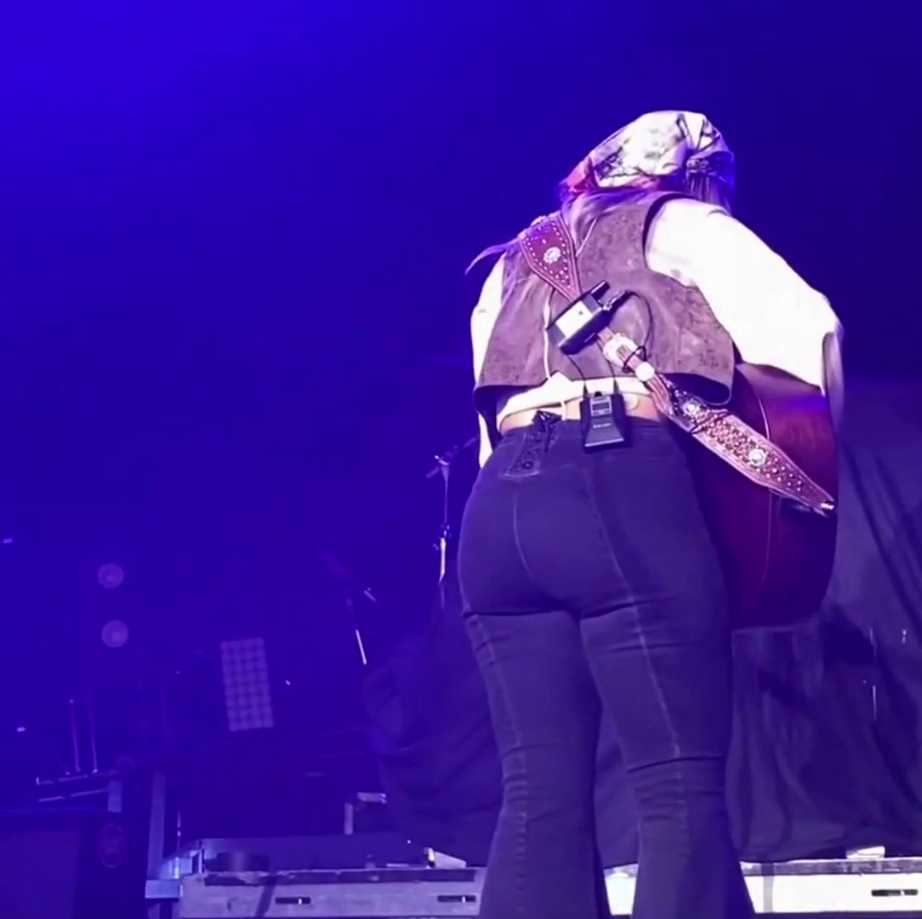 Lainey Wilson Big Fat Booty On Stage Video