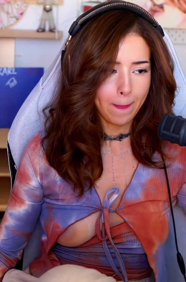 Pokimane Accidentally Flash Tit on Twitch Live Stream