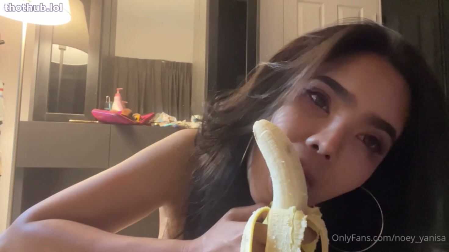 Yanisa Samohom aka noey_yanisa Banana Blowjob OF