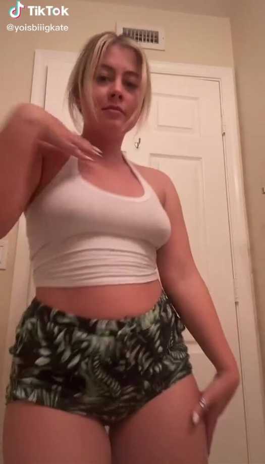 yoisbiiigkate TikTok braless tits